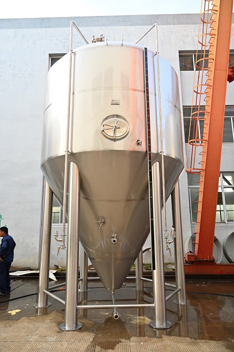 200bbl Fermenters and 300bbl Brite Tanks are delivered to US brewery this week!